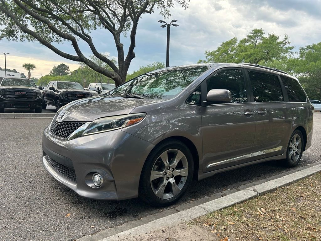 Used 2015 Toyota Sienna SE w/ SE Preferred Package FWD image 2