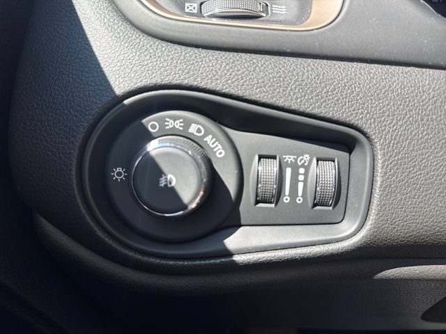 Used 2016 Jeep Renegade Limited AWD/4WD image 25