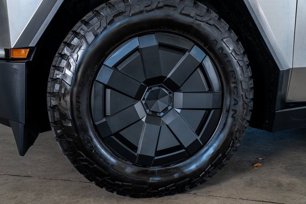 Used 2024 Tesla Cybertruck AWD Crew Cab image 10