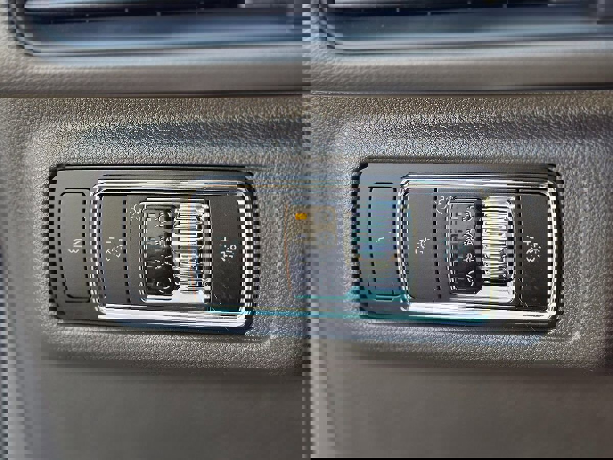 Used 2023 Lincoln Corsair FWD w/ Rear Removable Package Tray image 39