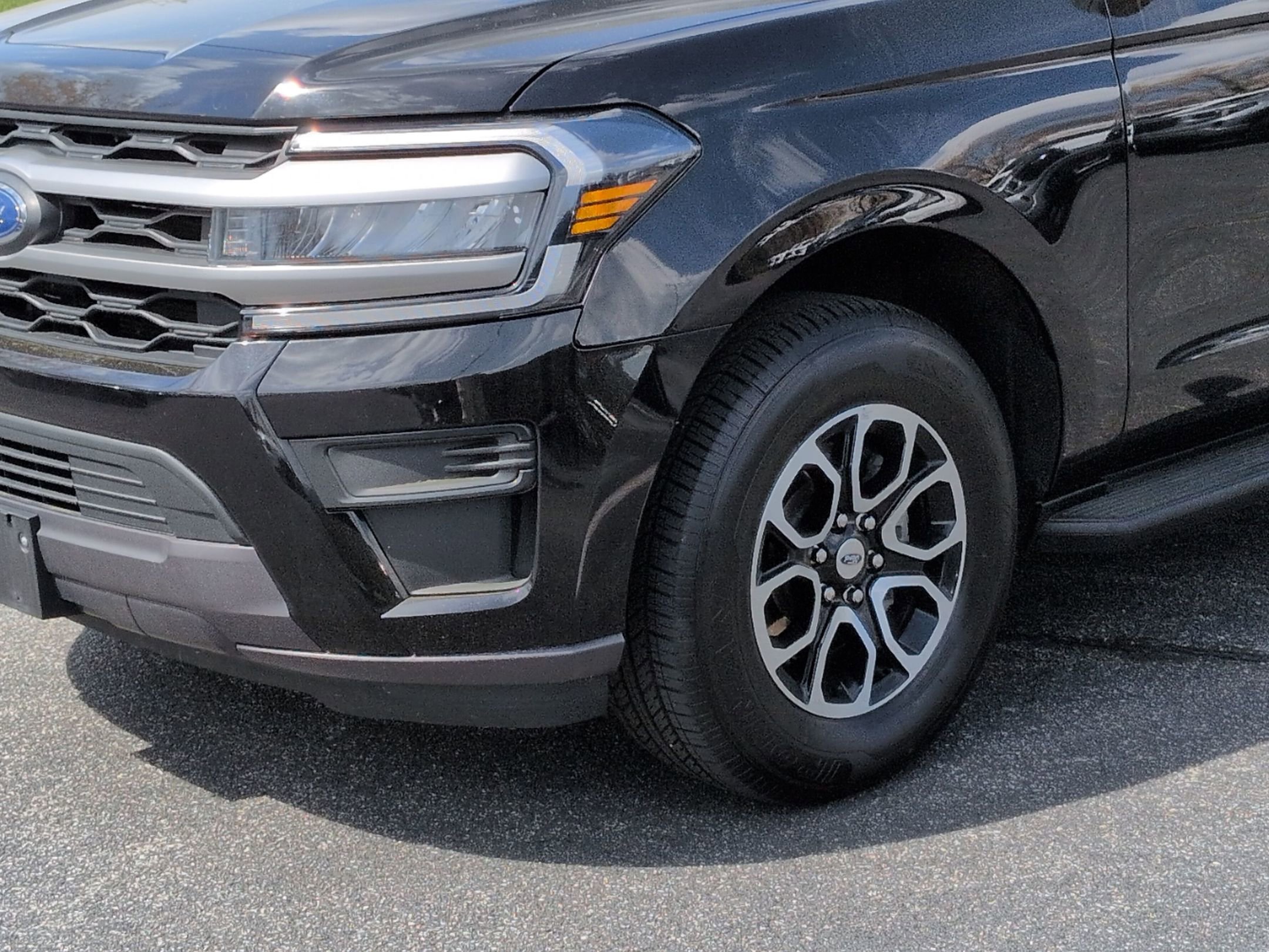 Used 2024 Ford Expedition Max XLT image 6