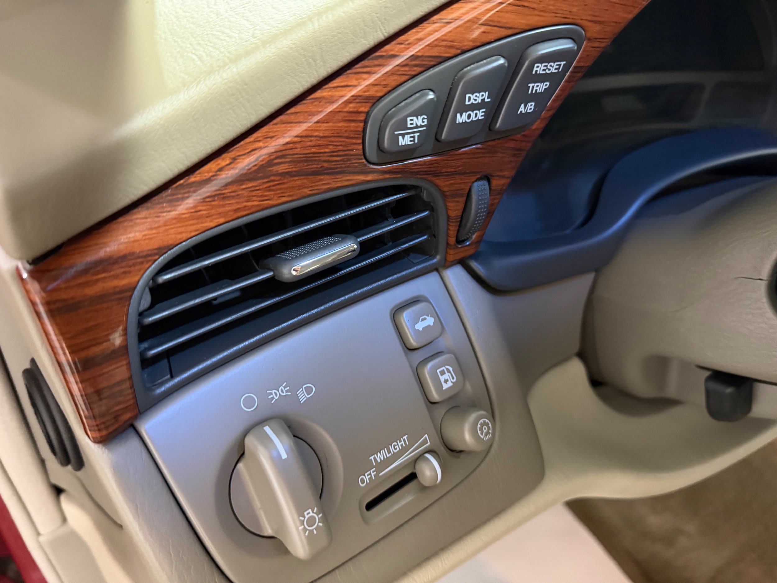Used 2001 Cadillac De Ville w/ Comfort/Convenience Pkg FWD image 13