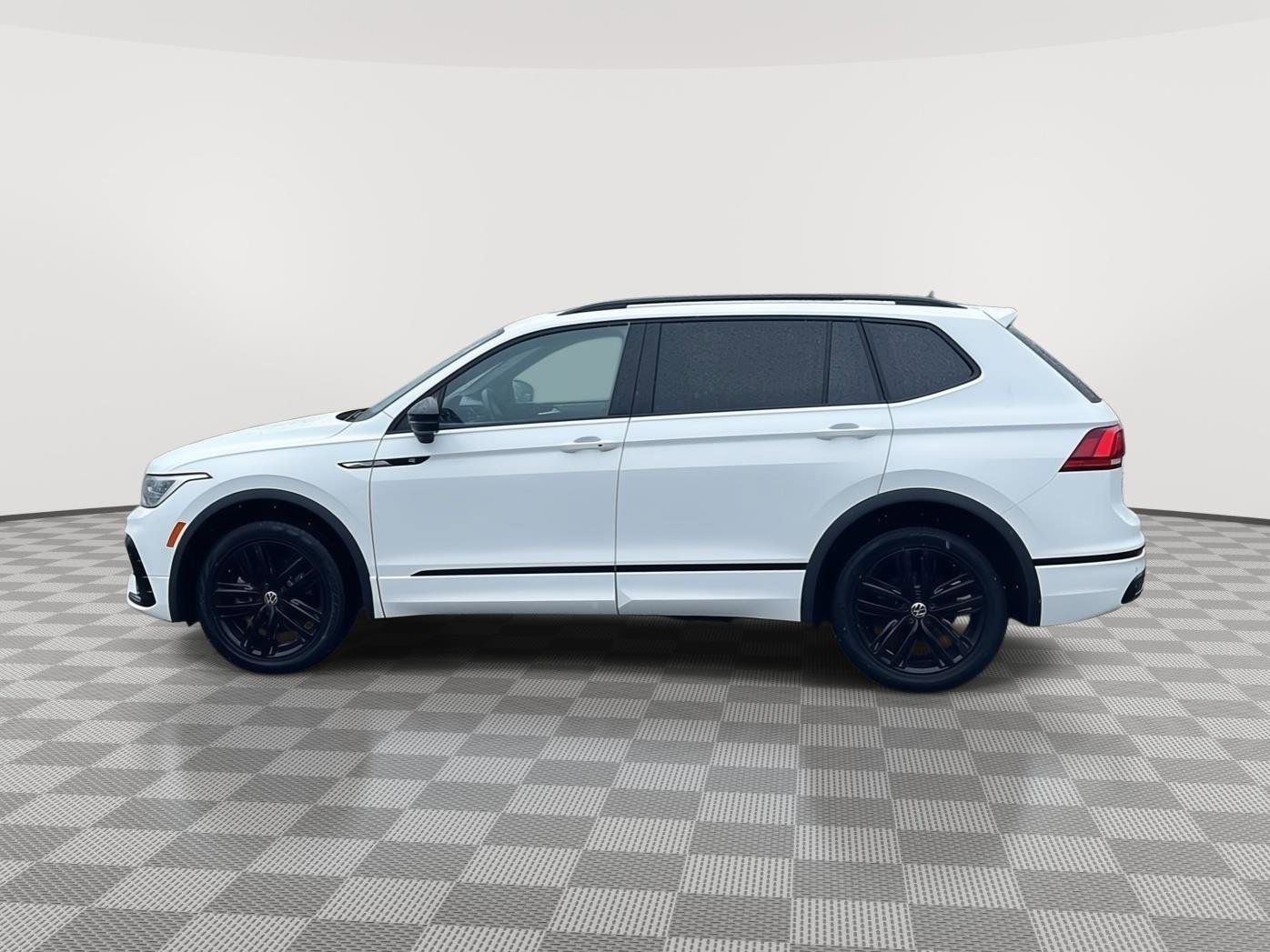 Used 2022 Volkswagen Tiguan SE R-Line AWD/4WD image 8