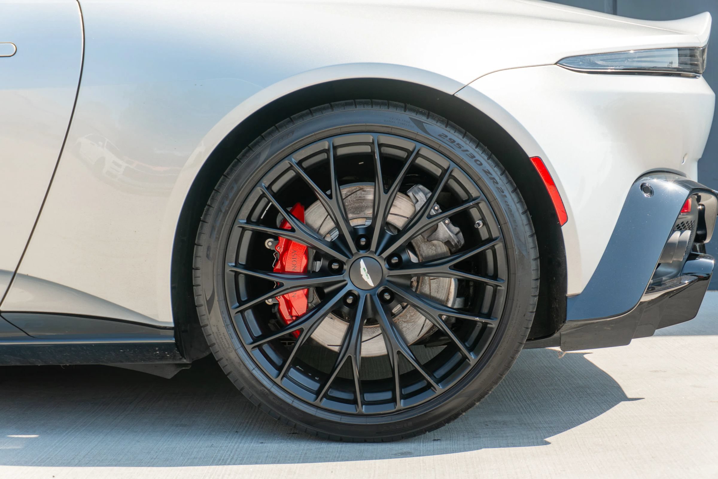 Used 2022 Aston Martin V8 Vantage Roadster RWD image 22