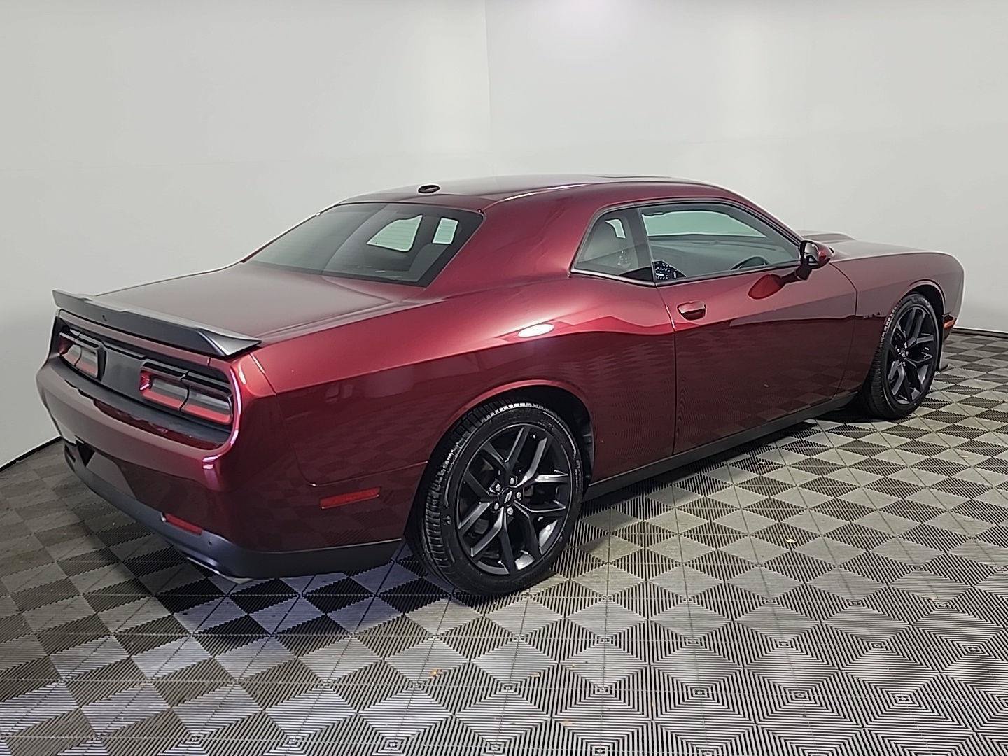 Used 2022 Dodge Challenger R/T w/ Driver Convenience Group RWD image 4