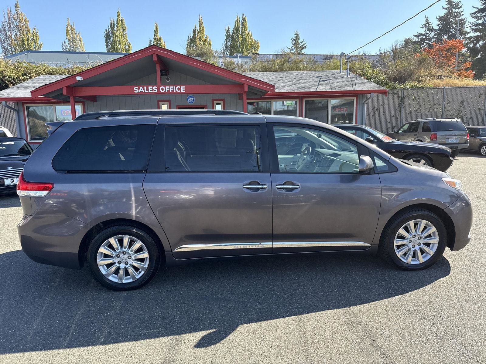 Used 2011 Toyota Sienna Limited image 9
