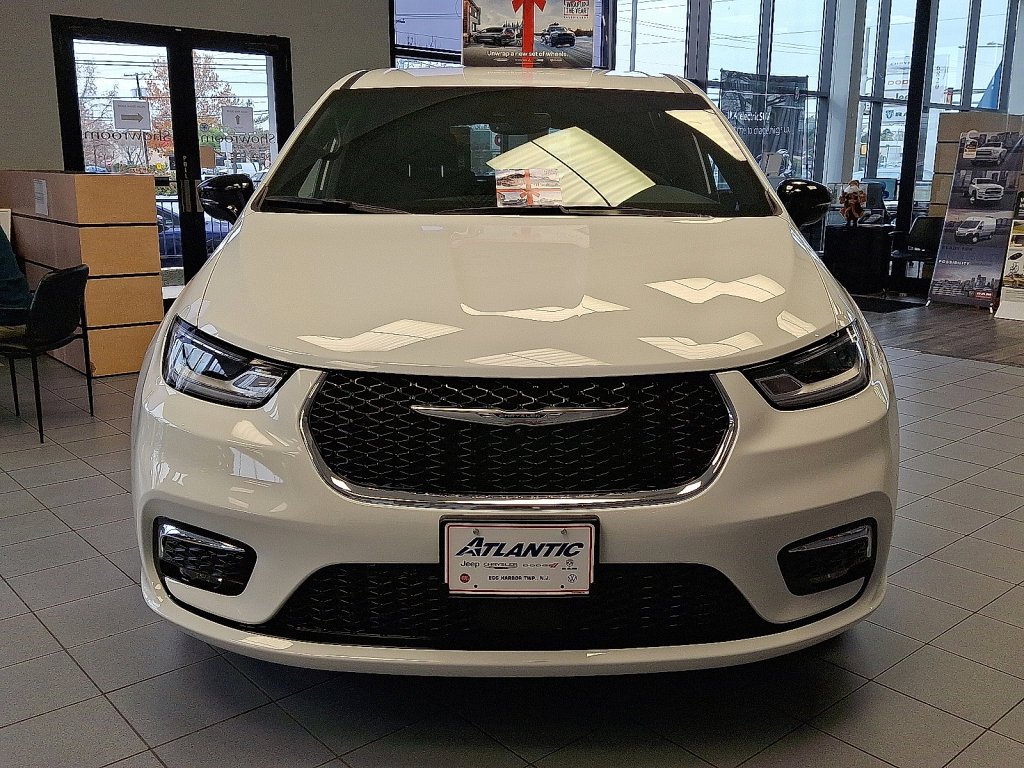 New 2026 Chrysler Pacifica Select image 2