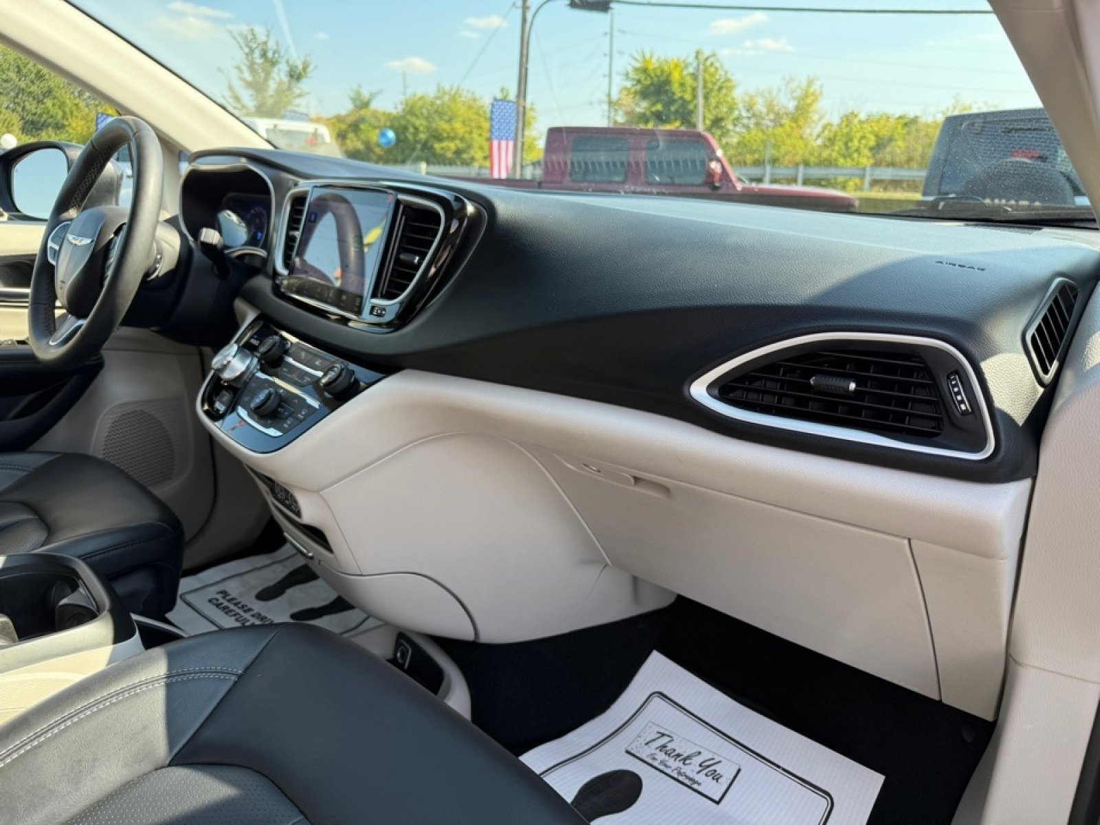Used 2023 Chrysler Pacifica Touring-L image 12