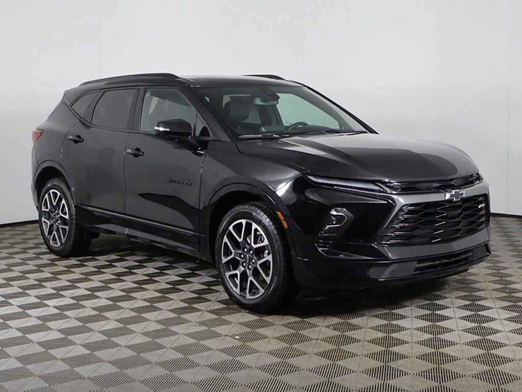 Used 2025 Chevrolet Blazer RS image 2