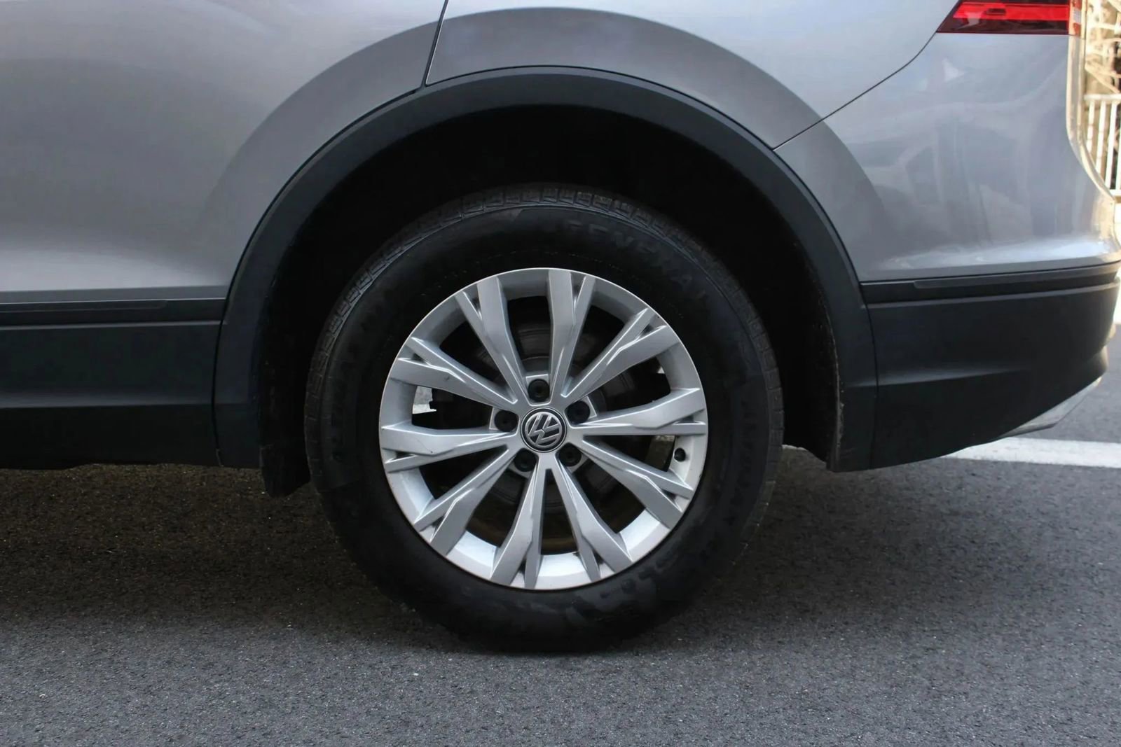 Used 2019 Volkswagen Tiguan SE w/ Panoramic Sunroof Package AWD/4WD image 10
