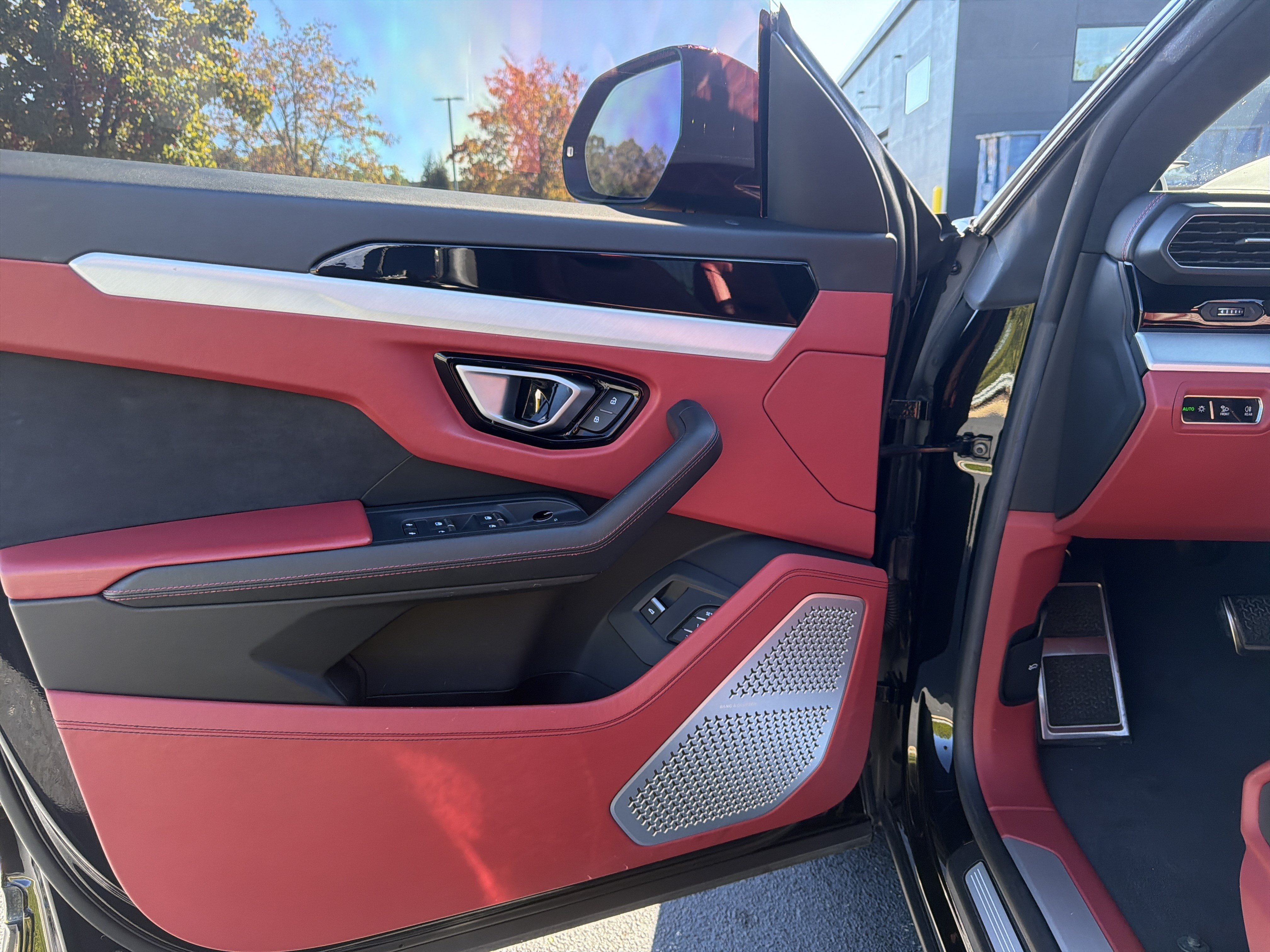 Used 2020 Lamborghini Urus AWD/4WD image 25