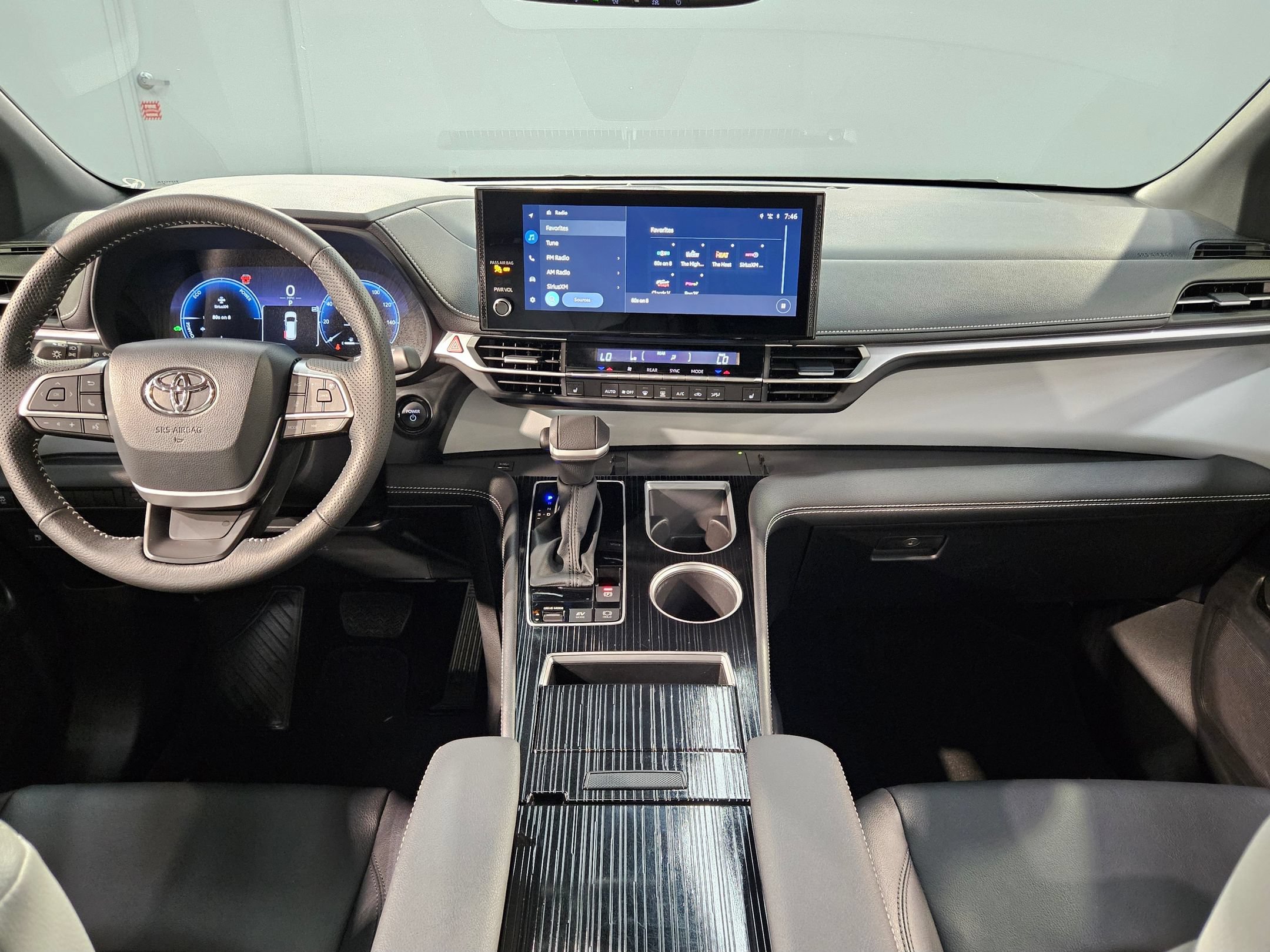 Certified 2025 Toyota Sienna XSE FWD image 10
