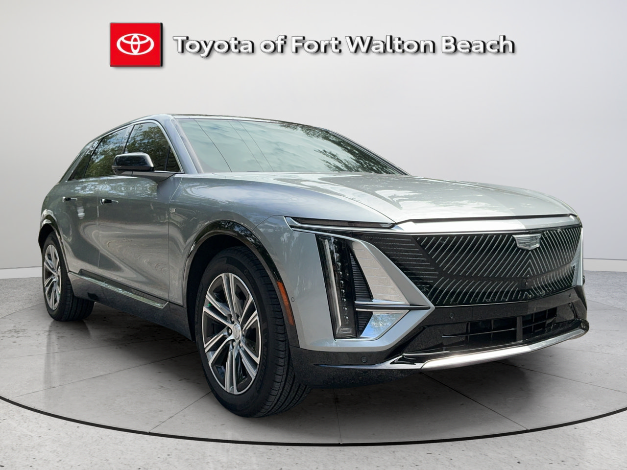Used 2026 Cadillac Lyriq Premium Luxury RWD image 2