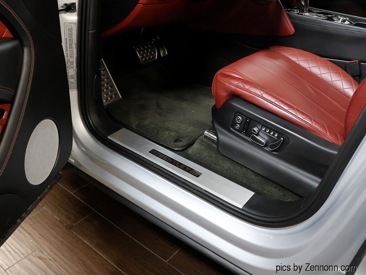 Used 2017 Bentley Bentayga image 33