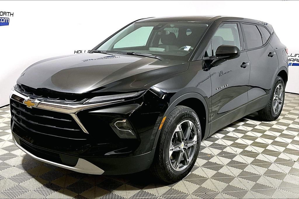Used 2025 Chevrolet Blazer LT FWD image 1