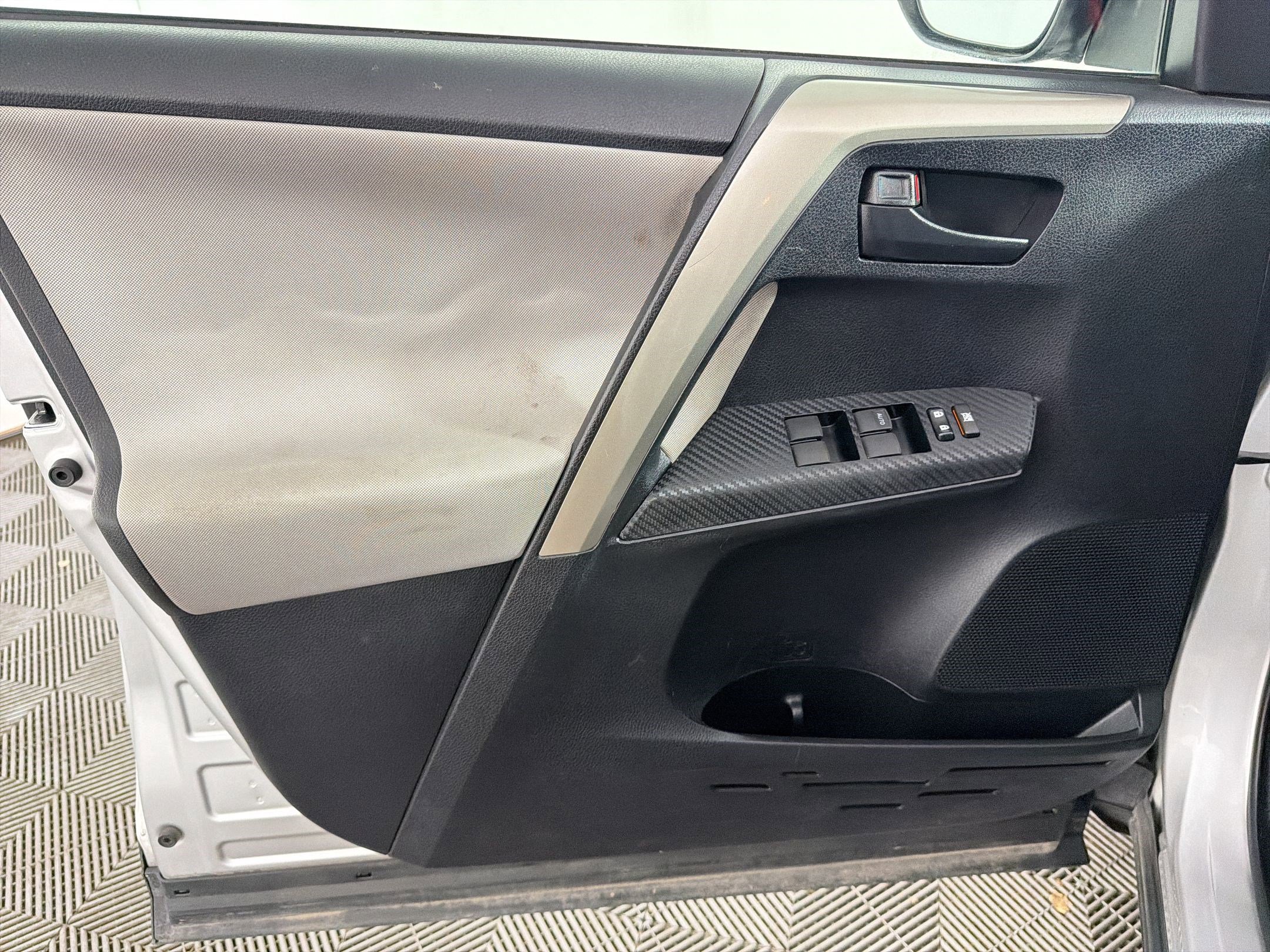 Used 2015 Toyota RAV4 LE image 13