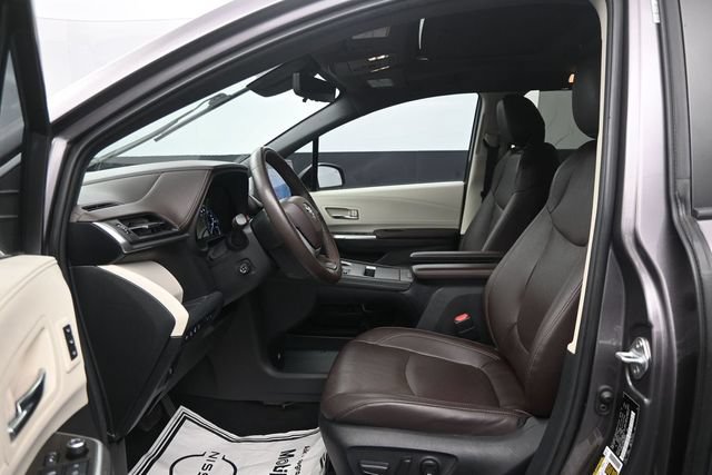 Used 2022 Toyota Sienna Platinum FWD image 10