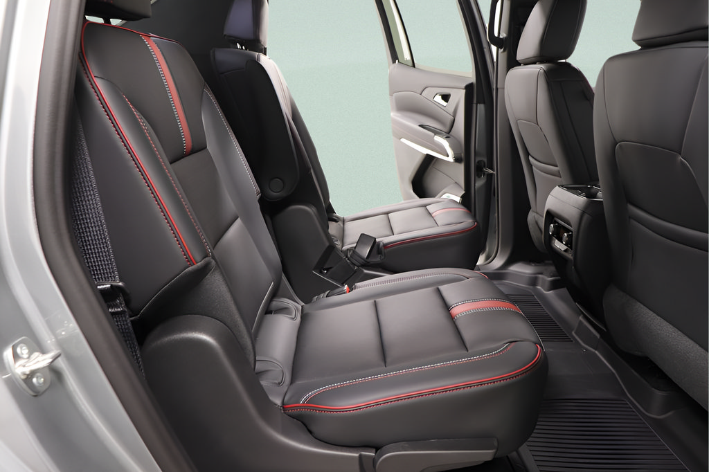 New 2027 Chevrolet Traverse RS w/ LPO, Floor Liner Package AWD/4WD image 31