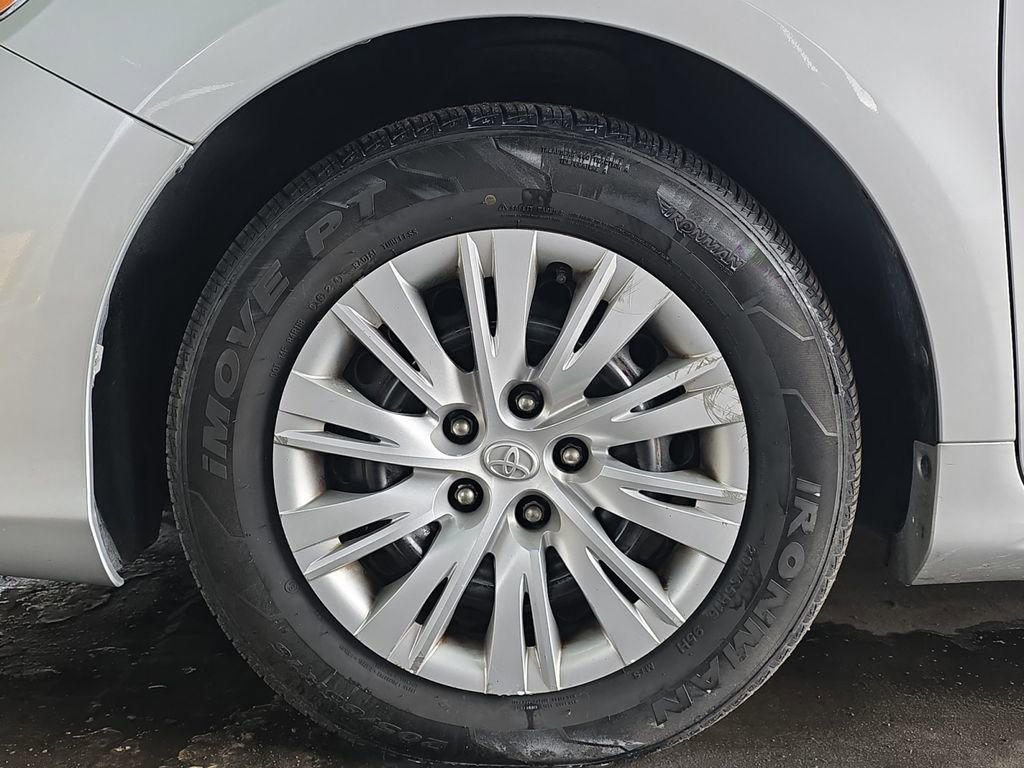 Used 2012 Toyota Camry LE FWD image 26