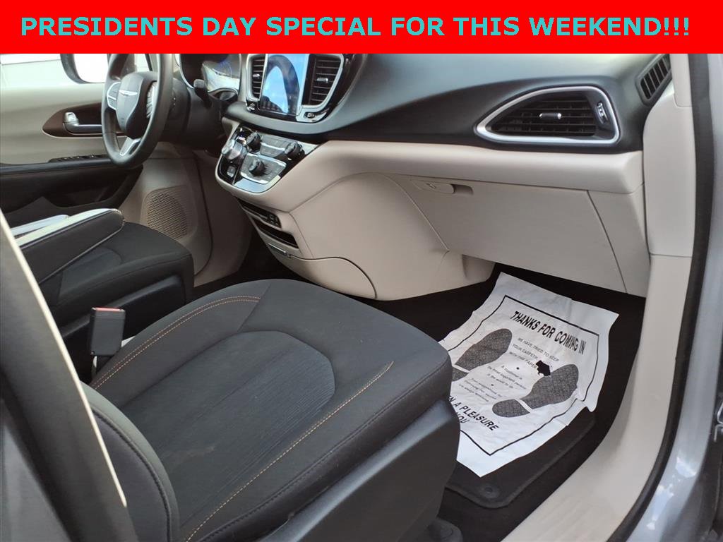 Used 2017 Chrysler Pacifica Touring image 9