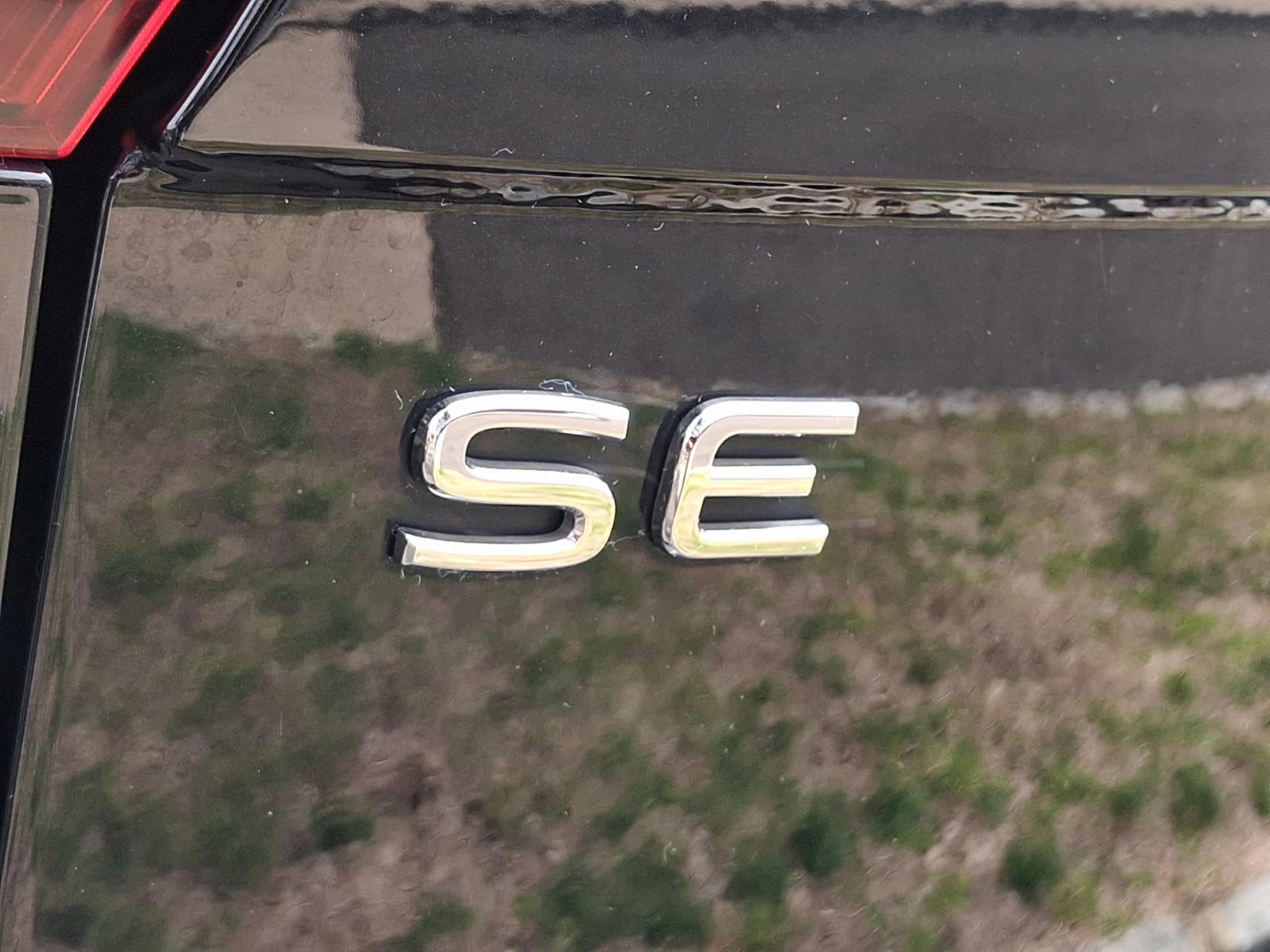 Certified 2022 Volkswagen Tiguan SE R-Line image 30