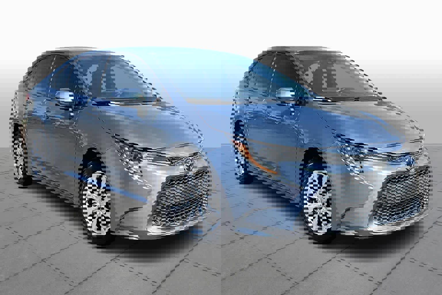 Used 2022 Toyota Corolla LE image 3