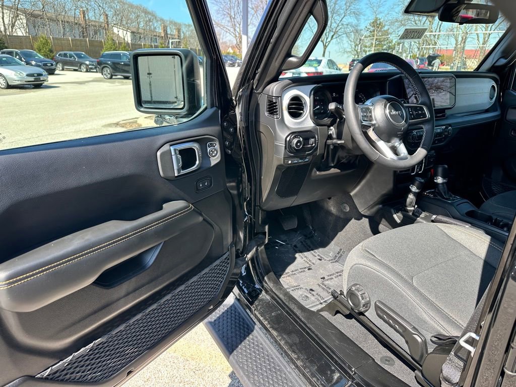 Used 2025 Jeep Wrangler Unlimited Sahara AWD/4WD image 17