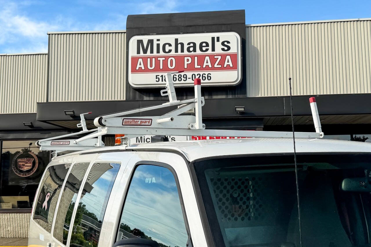 Used 2018 Chevrolet Express 2500 w/ Driver Convenience Package RWD image 10