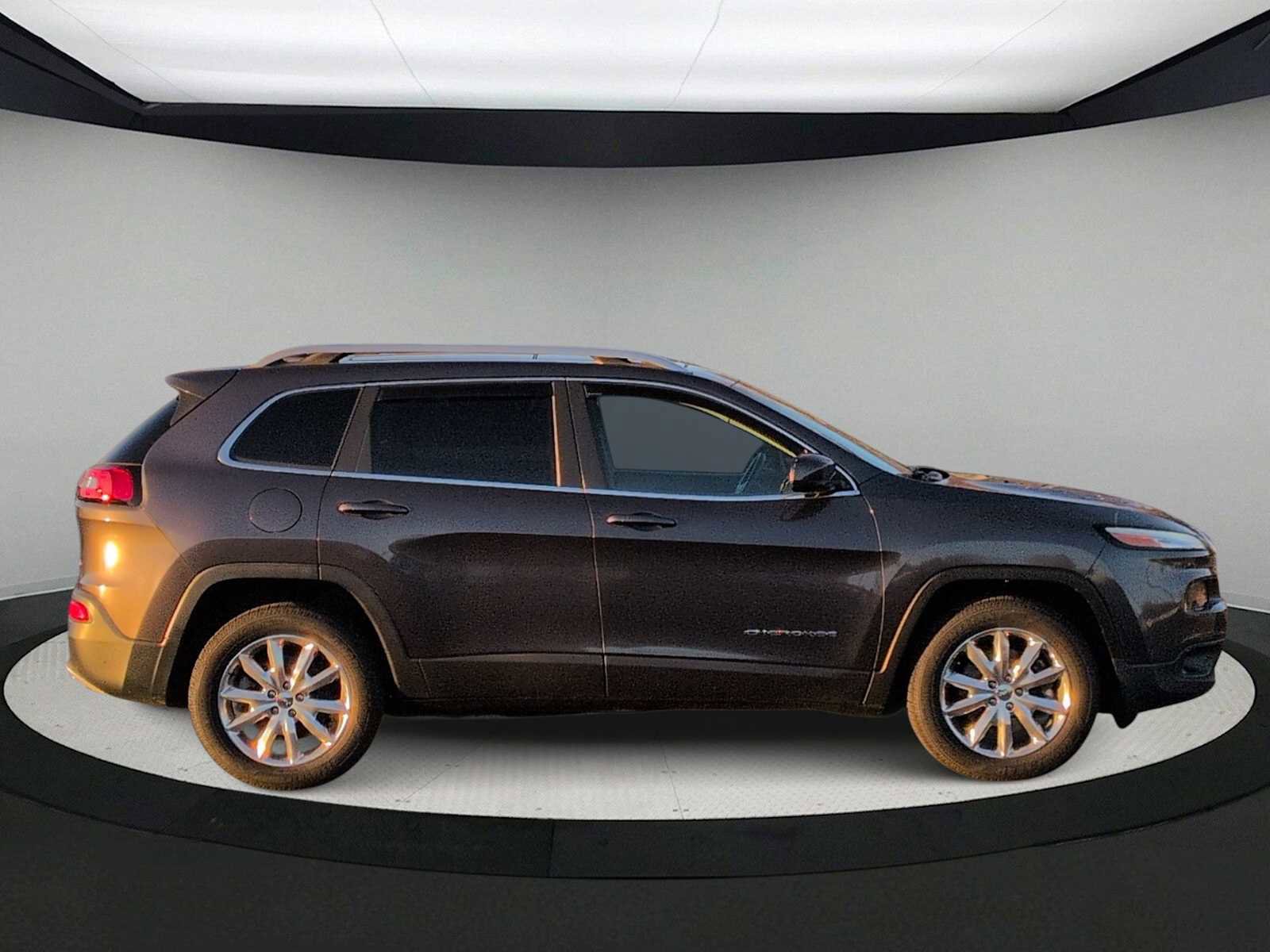 Used 2016 Jeep Cherokee Limited image 9