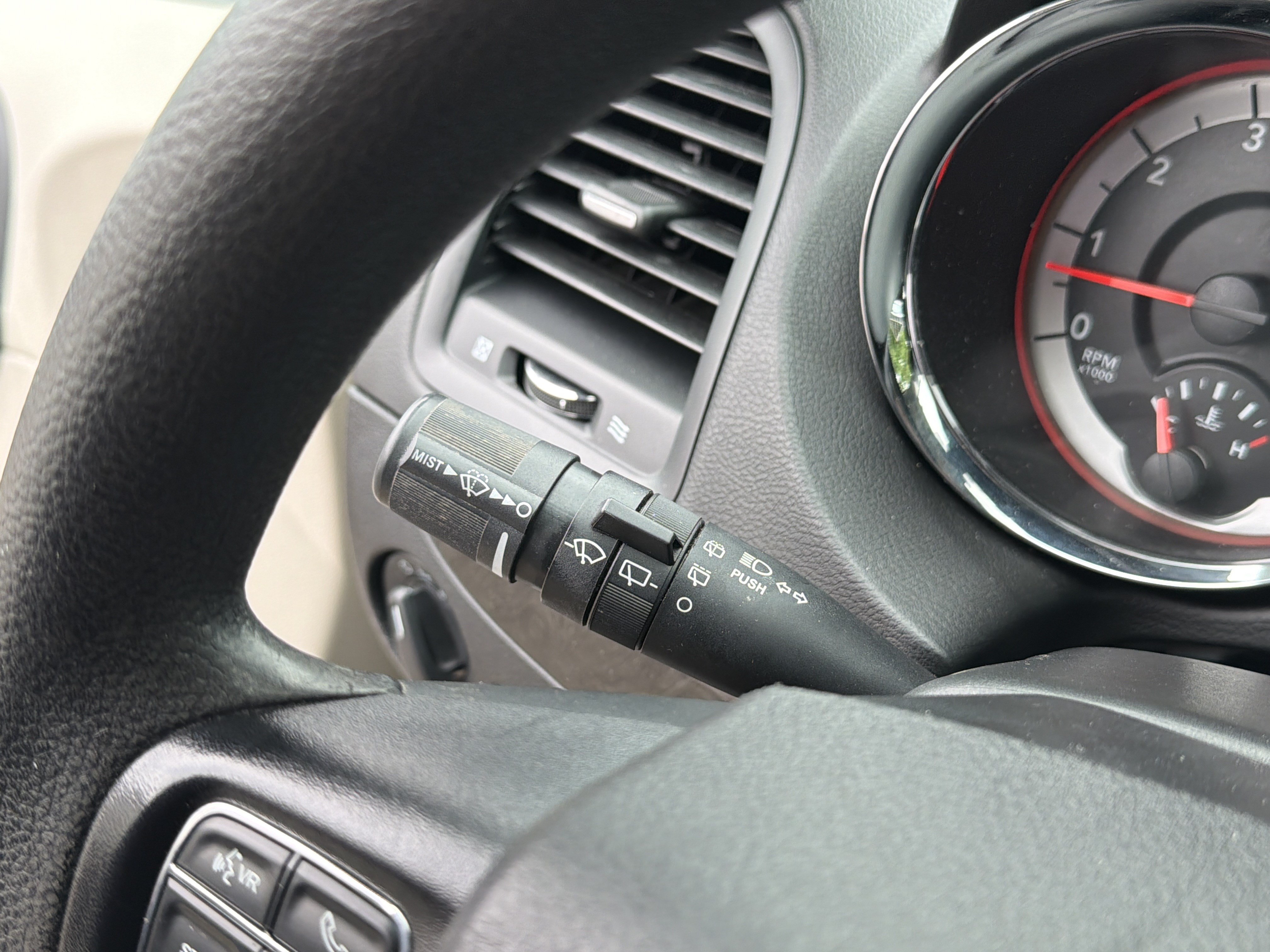 Used 2019 Dodge Grand Caravan w/ UConnect Hands-Free Group FWD image 17