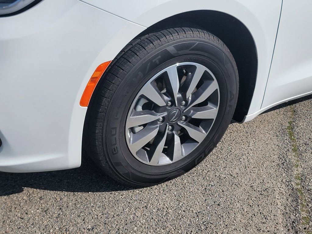 Certified 2023 Chrysler Pacifica Touring-L image 11