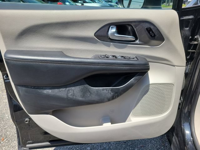 Used 2023 Chrysler Pacifica Touring-L FWD image 22