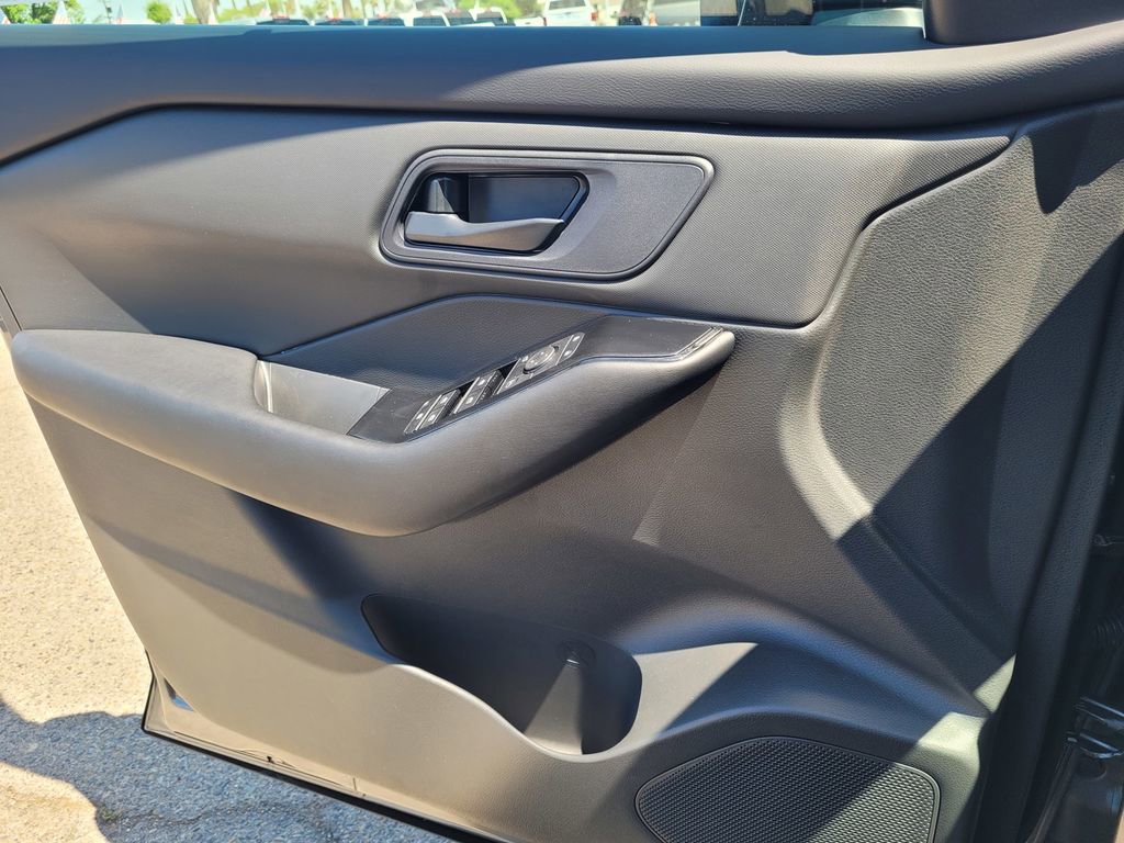 Used 2025 Nissan Rogue S FWD image 12