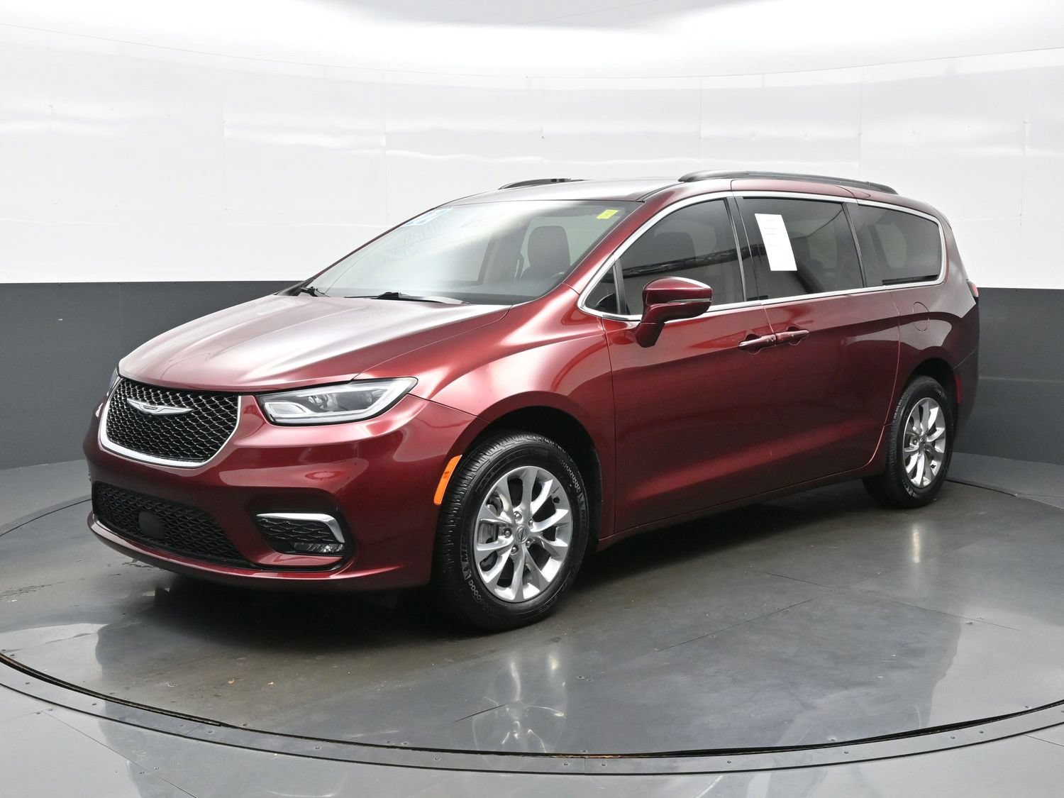 Used 2022 Chrysler Pacifica Touring-L AWD/4WD image 2