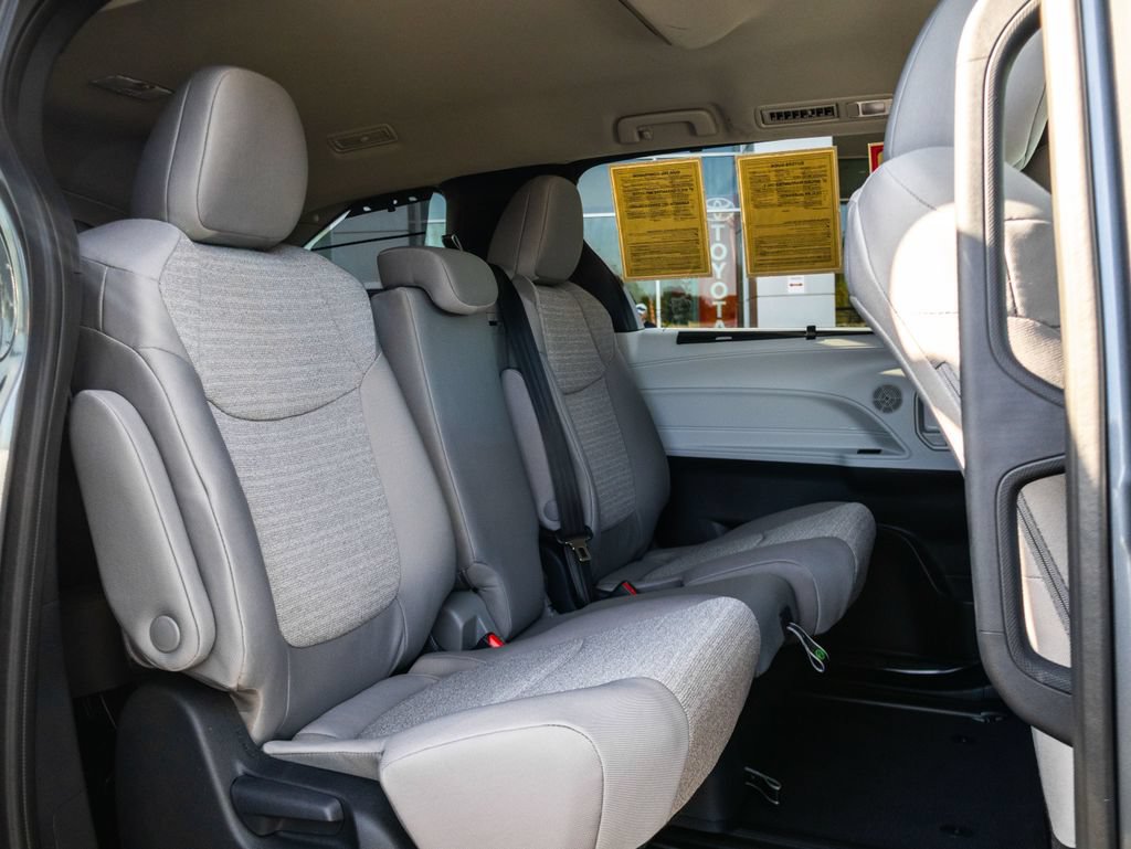 Used 2026 Toyota Sienna LE AWD/4WD image 18