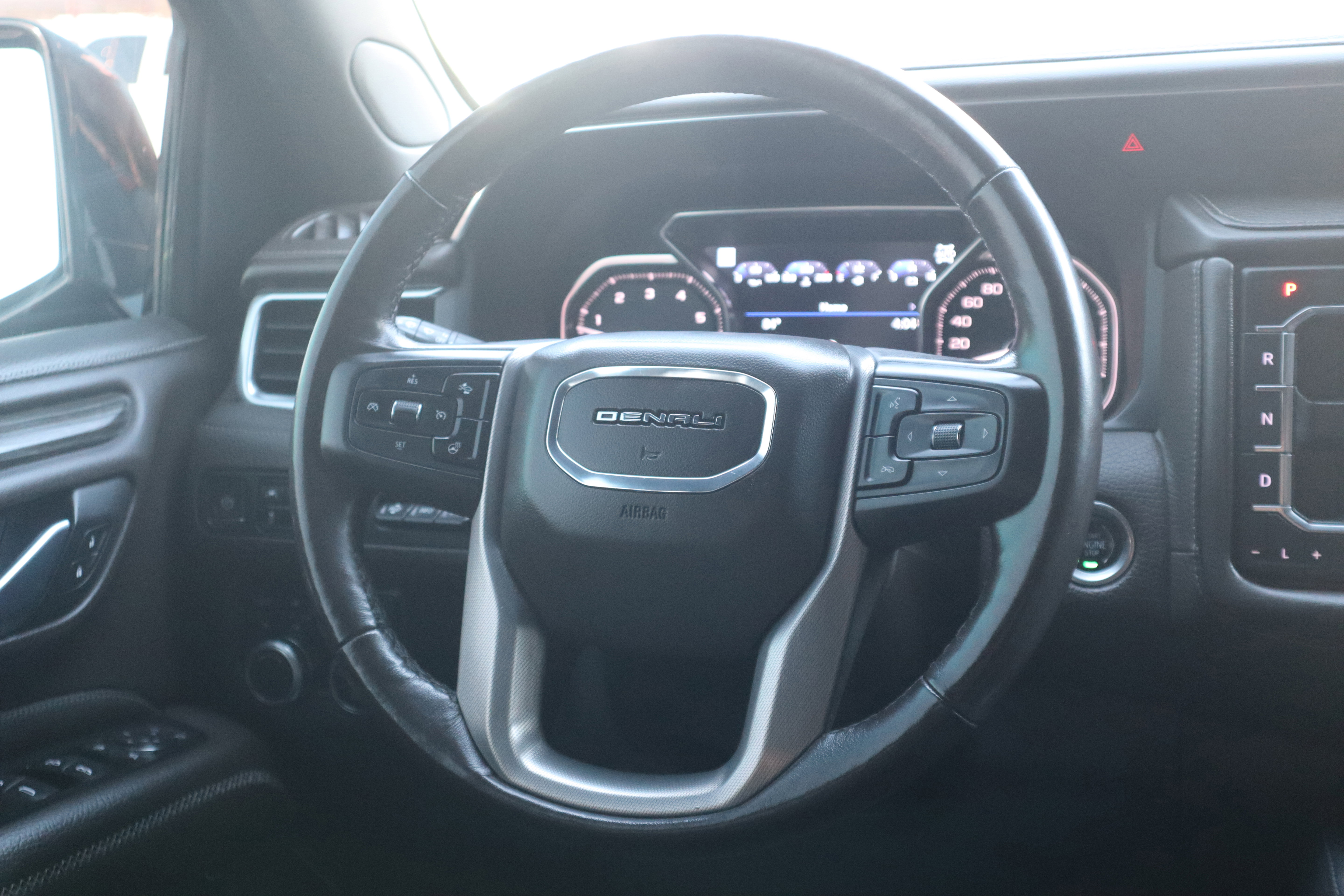 Used 2021 GMC Yukon Denali w/ Denali Premium Package image 14