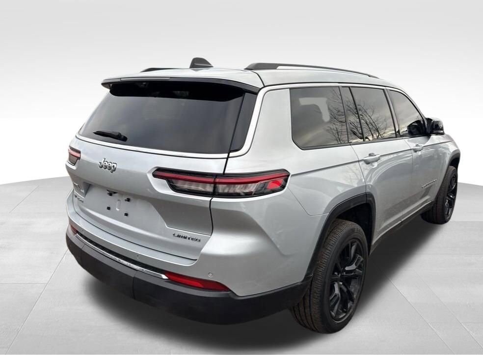 Used 2022 Jeep Grand Cherokee L Limited w/ Luxury Tech Group II image 2