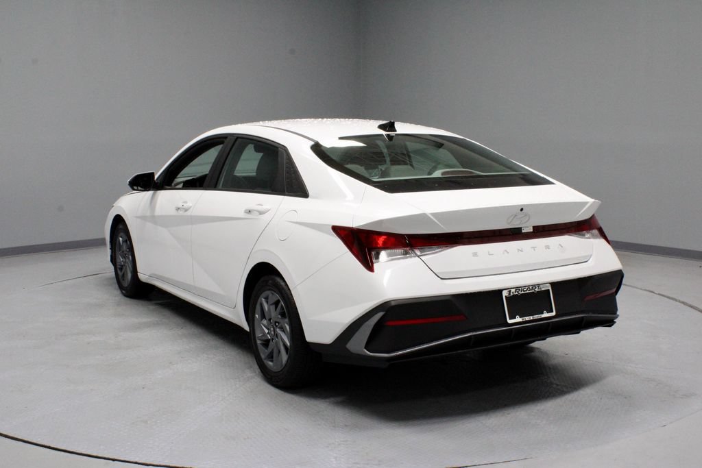 Used 2024 Hyundai Elantra SEL FWD image 9