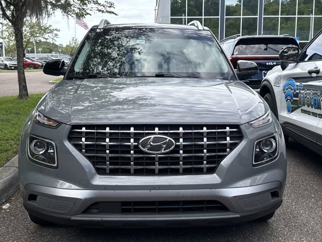 Used 2022 Hyundai Venue Limited w/ Cargo Package FWD image 2
