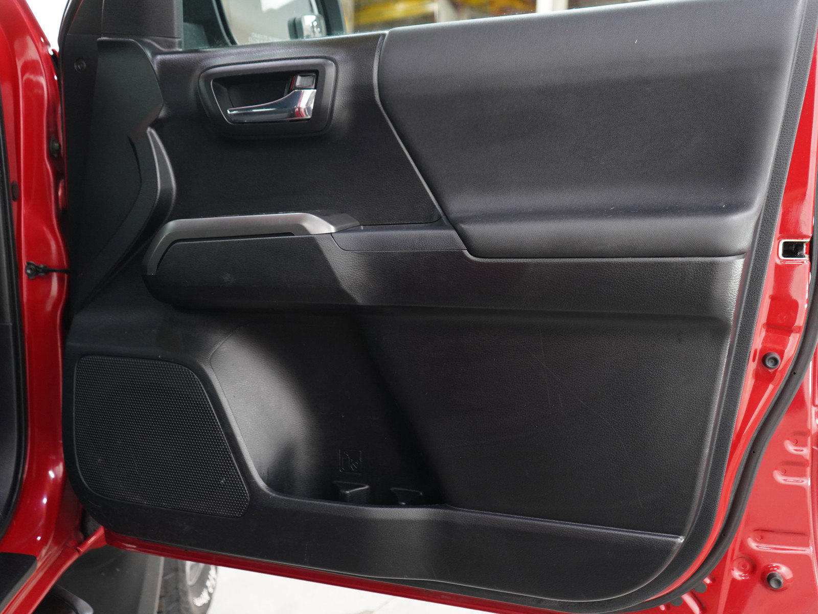 Used 2017 Toyota Tacoma TRD Sport w/ Tow Package (A/T) image 9