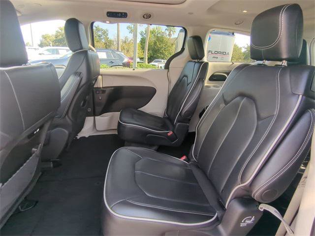 Certified 2024 Chrysler Pacifica Limited image 17