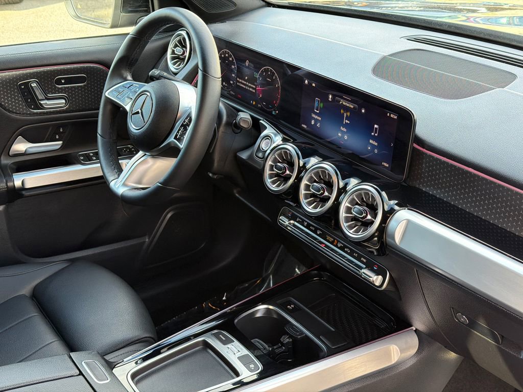 Used 2024 Mercedes-Benz GLB 250 4MATIC image 11