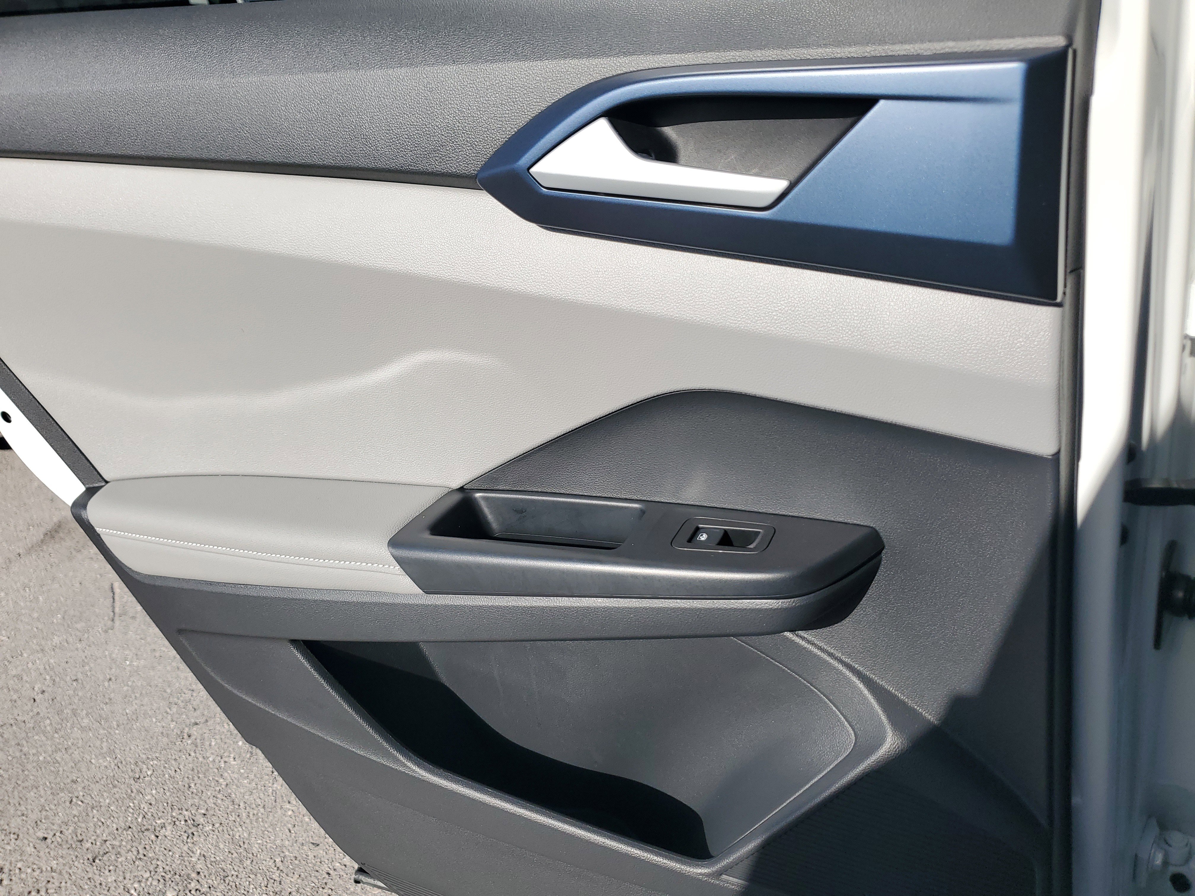 Used 2024 Volkswagen Taos SE image 27