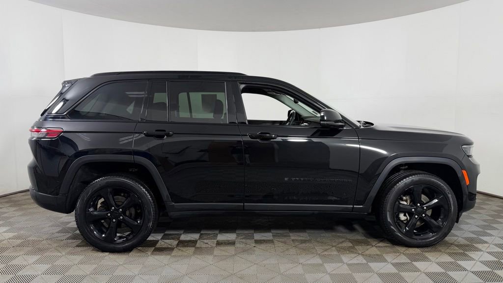 Used 2023 Jeep Grand Cherokee Limited w/ Black Appearance Package AWD/4WD image 10