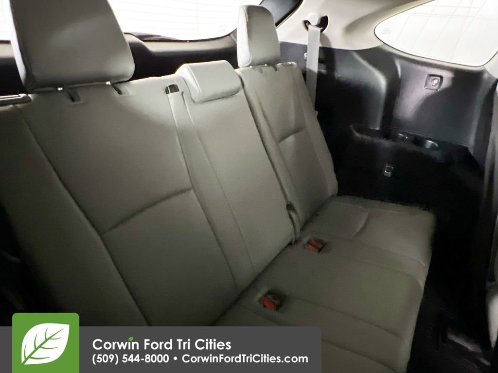 Used 2021 Toyota Highlander XLE AWD/4WD image 17