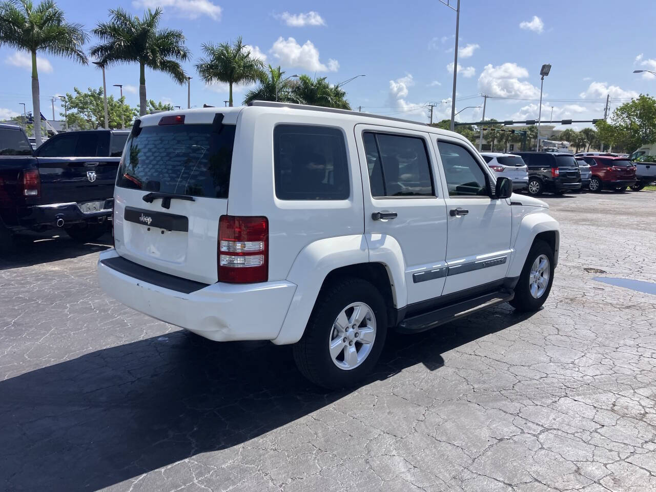 Used 2009 Jeep Liberty Sport RWD image 4