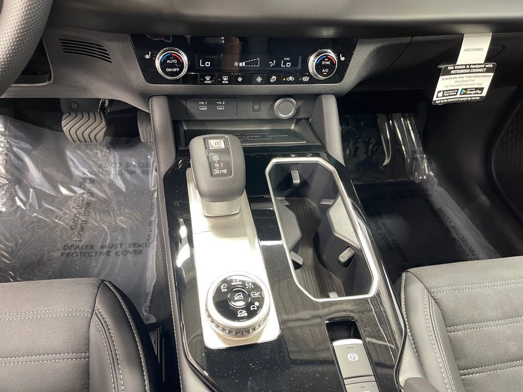 New 2025 Mitsubishi Outlander SE image 13