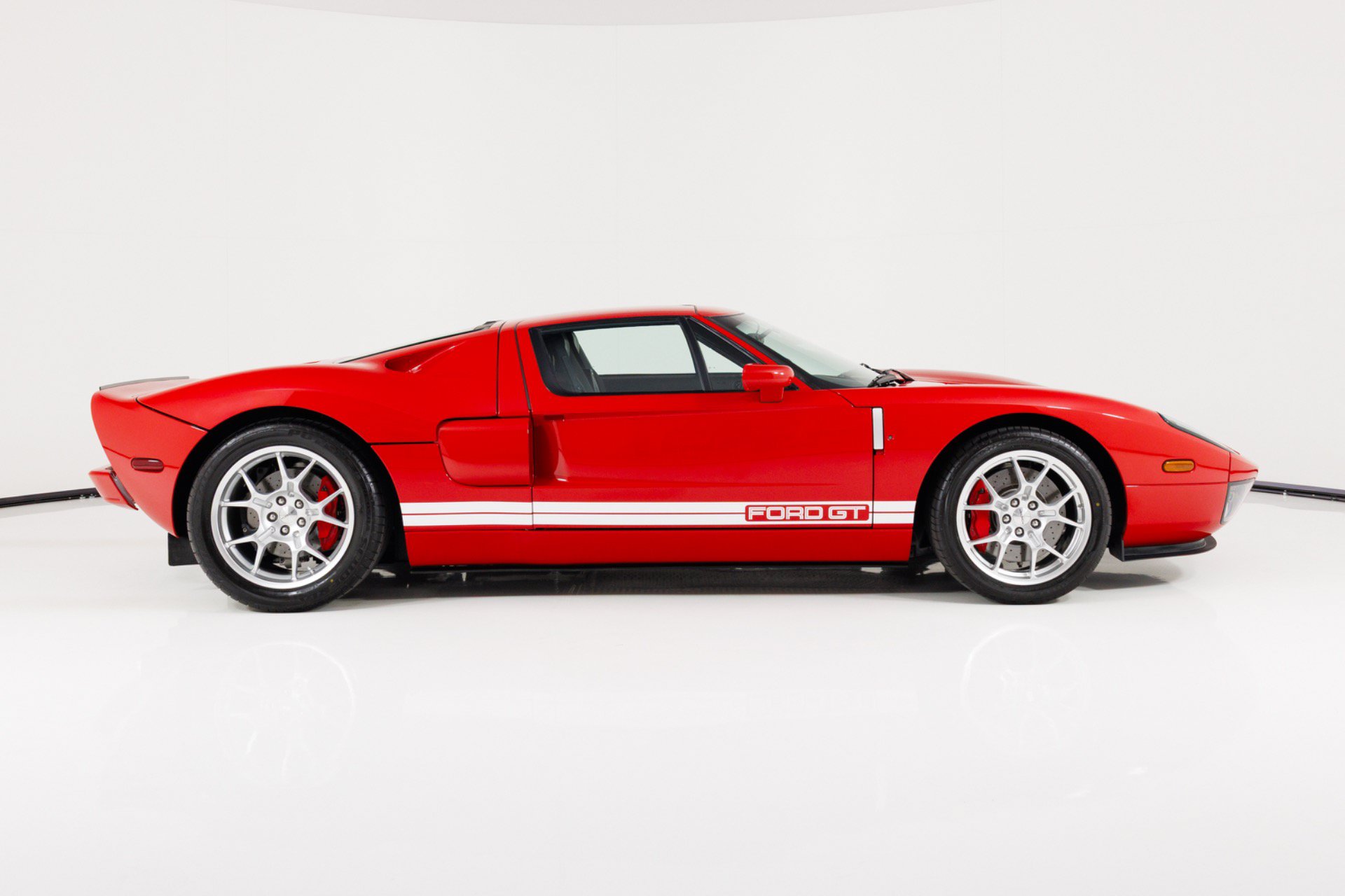 Used 2006 Ford GT RWD image 2