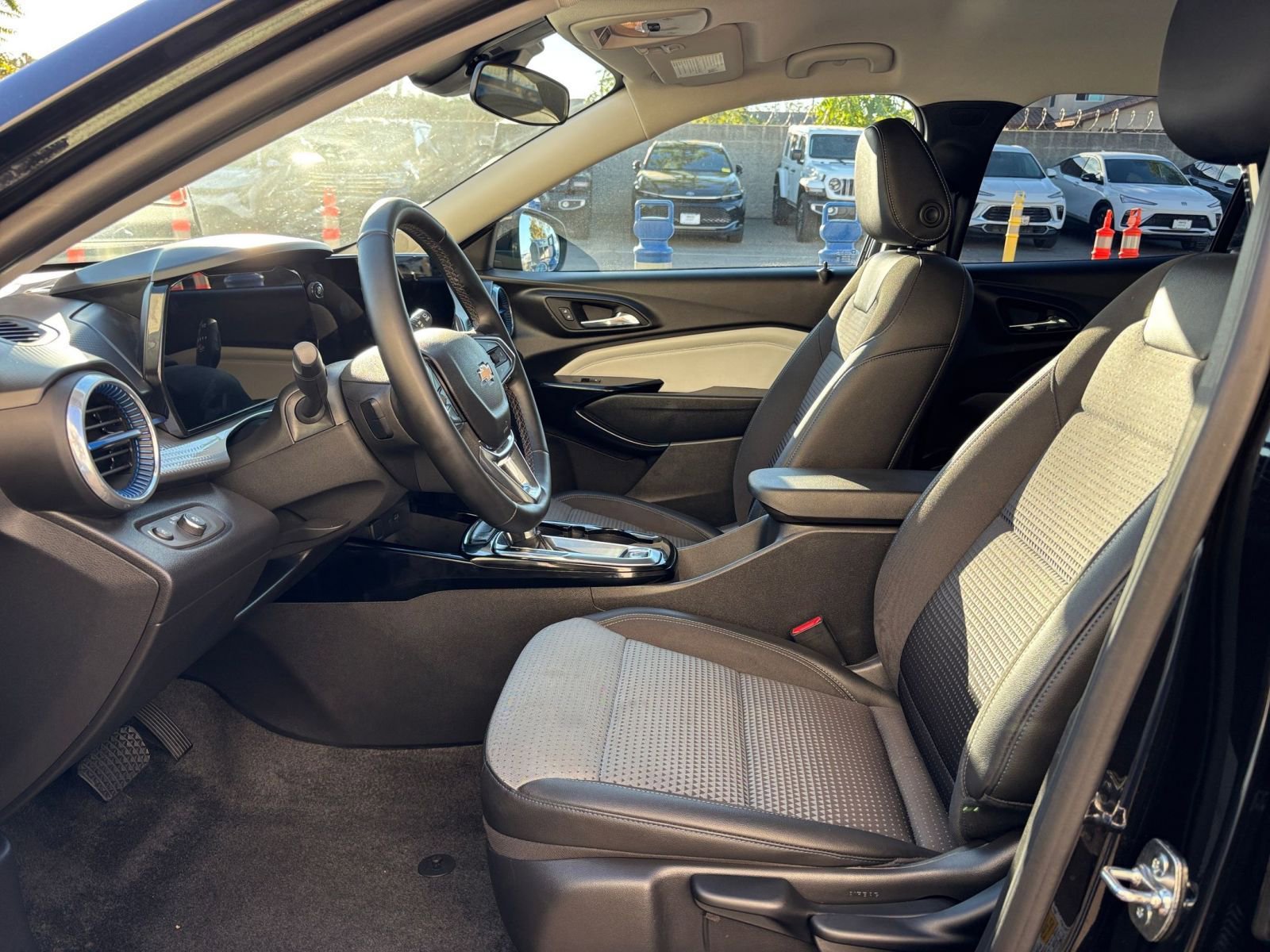 Used 2025 Chevrolet Trax LT w/ LT Convenience Package image 27