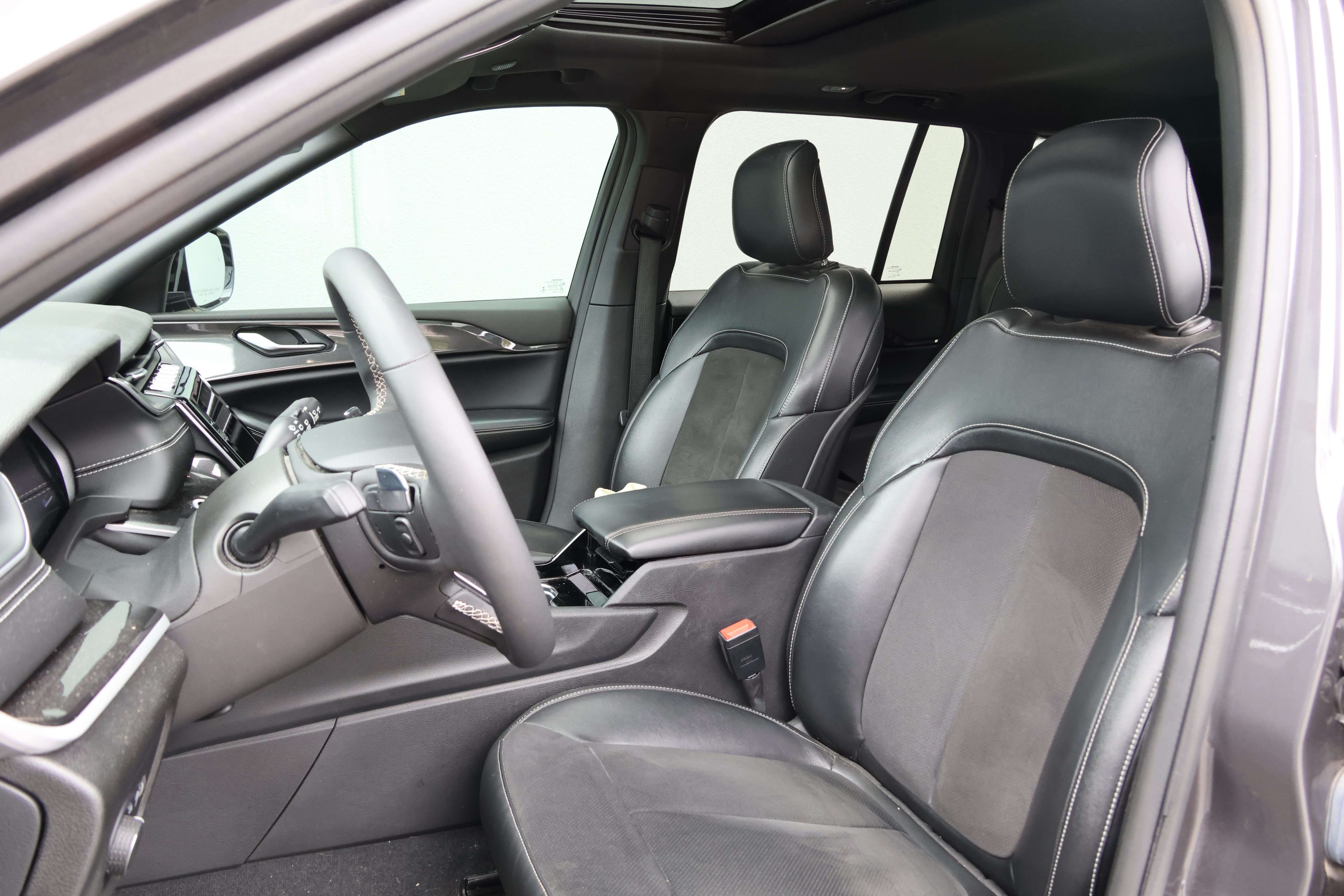 Used 2023 Jeep Grand Cherokee Altitude AWD/4WD image 30